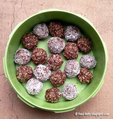 Cocoa, Cranberry and Almond Balls © food-baby.blogspot.com All rights reserved