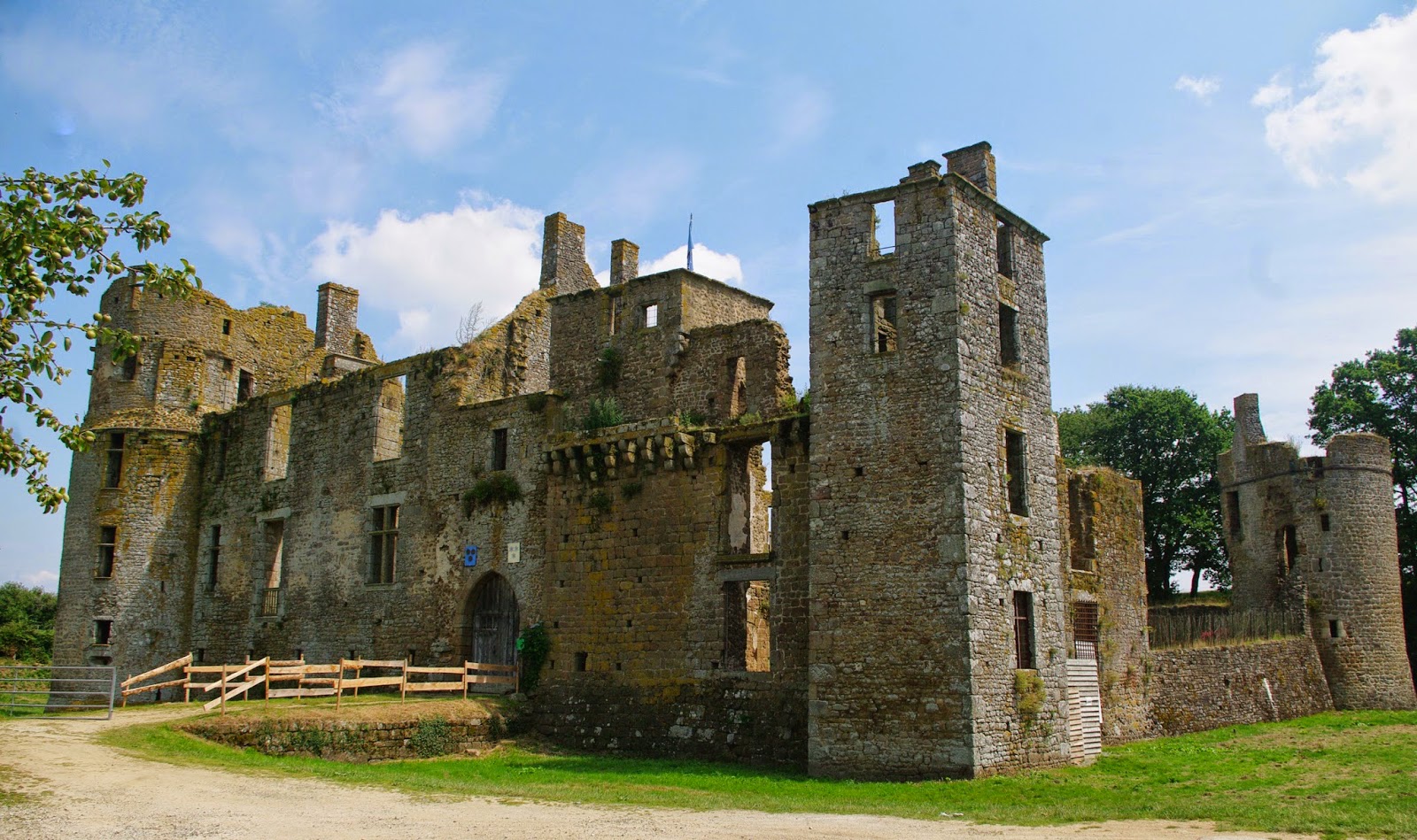 Images de France. Découverte de la MAYENNE un petit tour à LASSAY