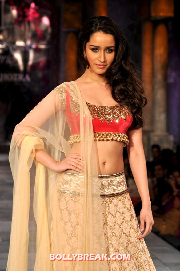 Shraddha Kapoor navel - (13) - Manish Malhotra 'Mijwan-Sonnets in Fabric' fashion show Photos