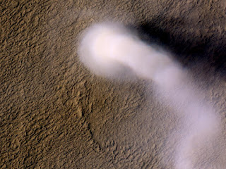 "Пыльный демон" на Амазонской равнине Марса