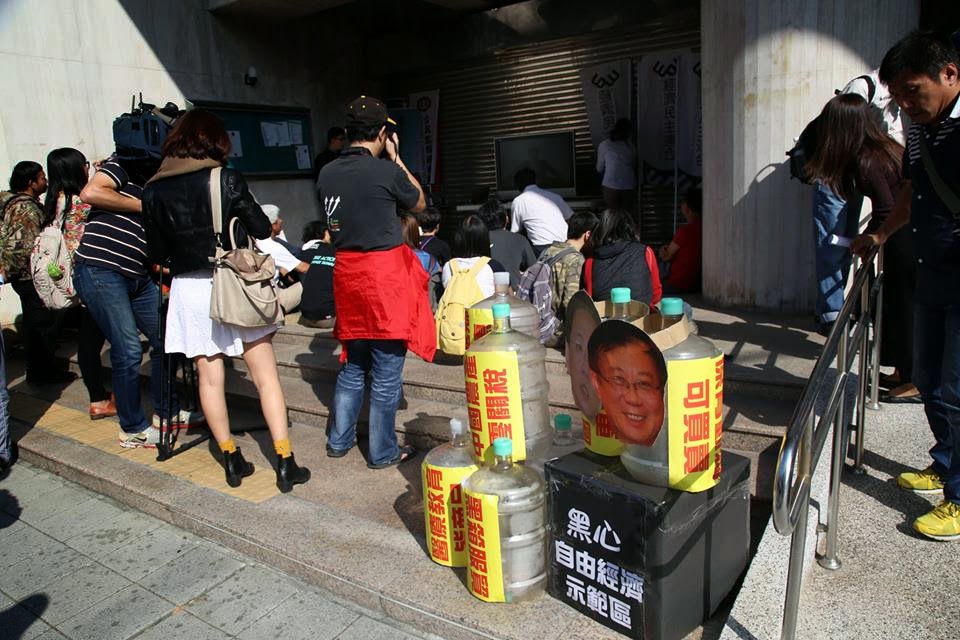 經濟民主連合、公民監督國會聯盟等團體30多人今(5)早到立法院群賢樓外抗議,並架設電視觀看會議進行情形。圖:林雨佑/攝 經濟民主連合、公民監督國會聯盟等團體30多人今(5)早到立法院群賢樓外抗議,並架設電視觀看會議進行情形。圖:林雨佑/攝