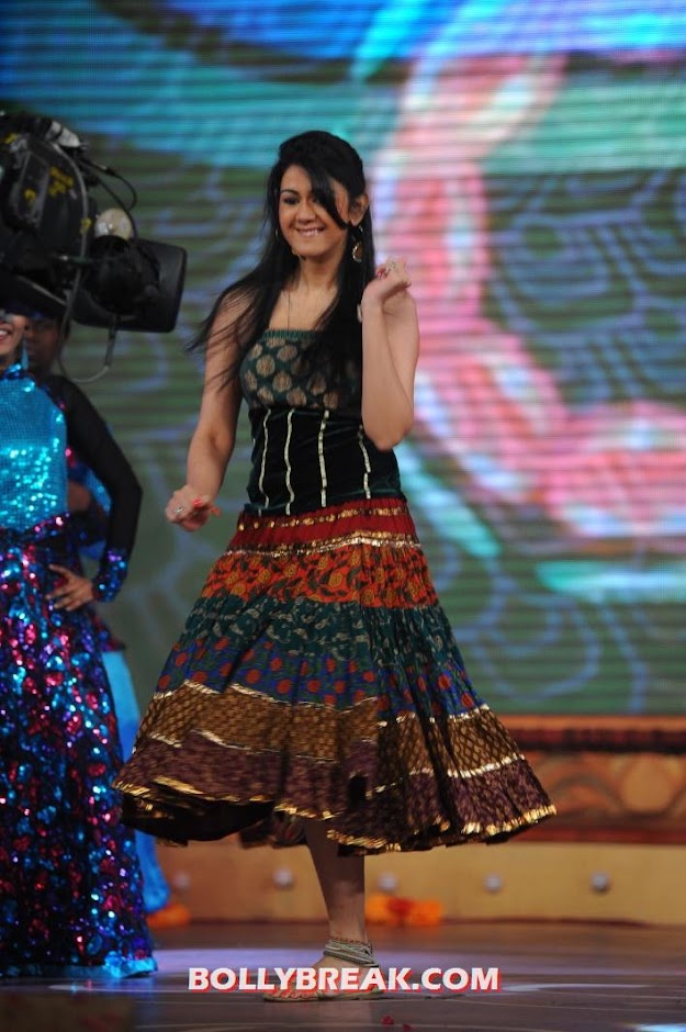 Kamna in a traditional dress dancing away at the mirchi music awards Kamna in a traditional dress dancing away at the mirchi music awards - Kamna jetmalani mirchi music awards