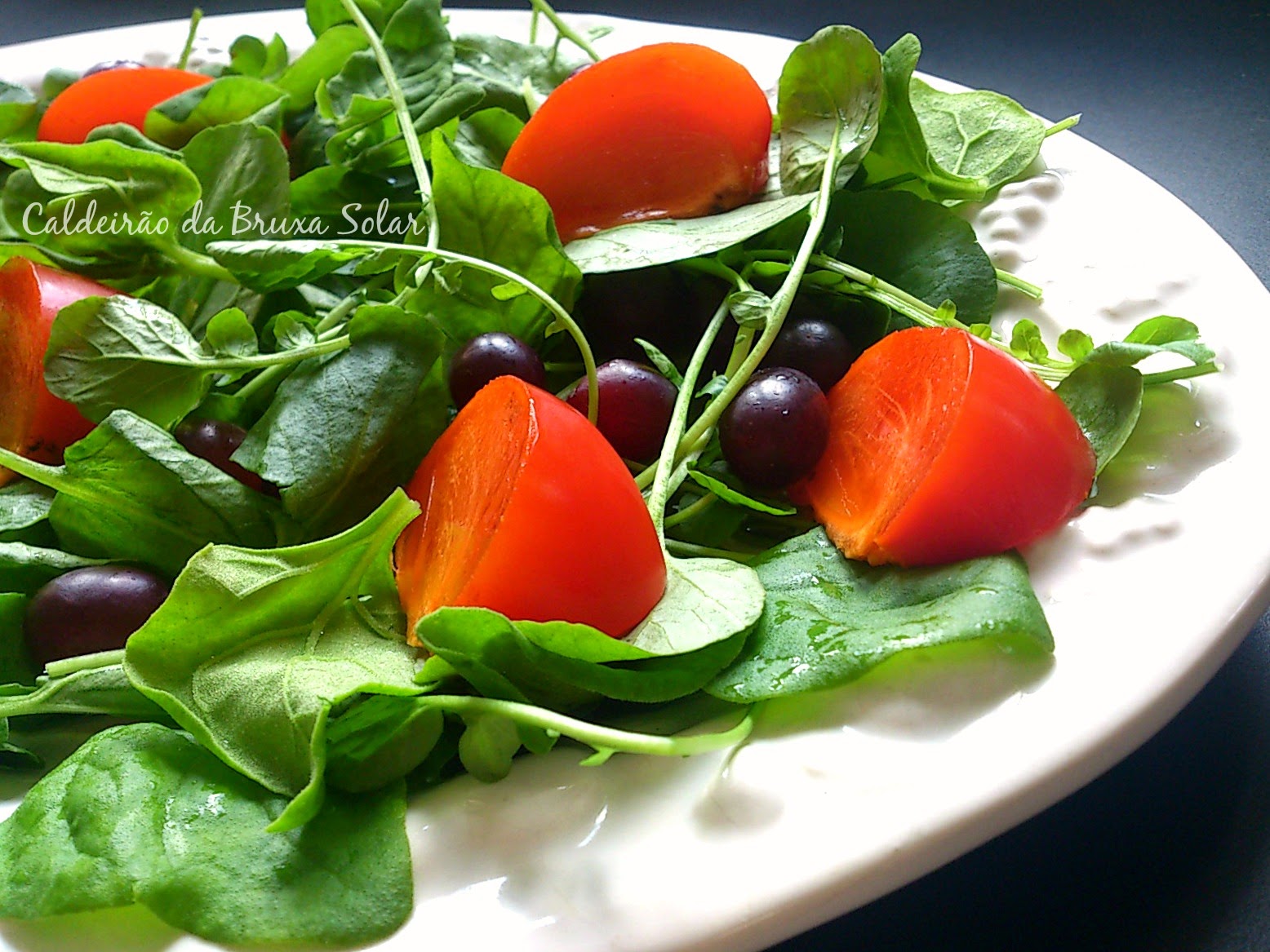 Salada de espinafre, agrião, caqui e uva