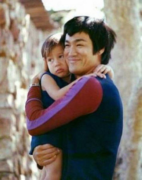 26 Fascinating Vintage Color Photographs of Bruce Lee With His Family