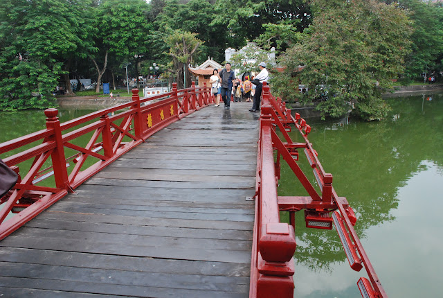 Tham quan Cầu Thê Húc và Đền Ngọc Sơn ở Hồ Hoàn Kiếm