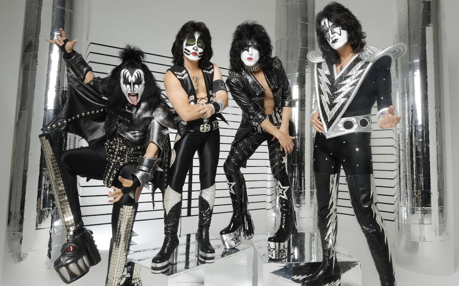 http://3.bp.blogspot.com/-YagCmfZ7BcU/UWwjF4WnfoI/AAAAAAAADzY/UqlOOKRzMog/s1600/kiss-pose_2012.jpeg
