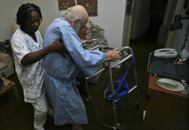 http://3.bp.blogspot.com/-YaoXR3avh9c/TmTwCp1VaiI/AAAAAAAABfI/7WDPOH7hyig/s1600/a-nurses-aide-helps-an-elderly-patient.jpg