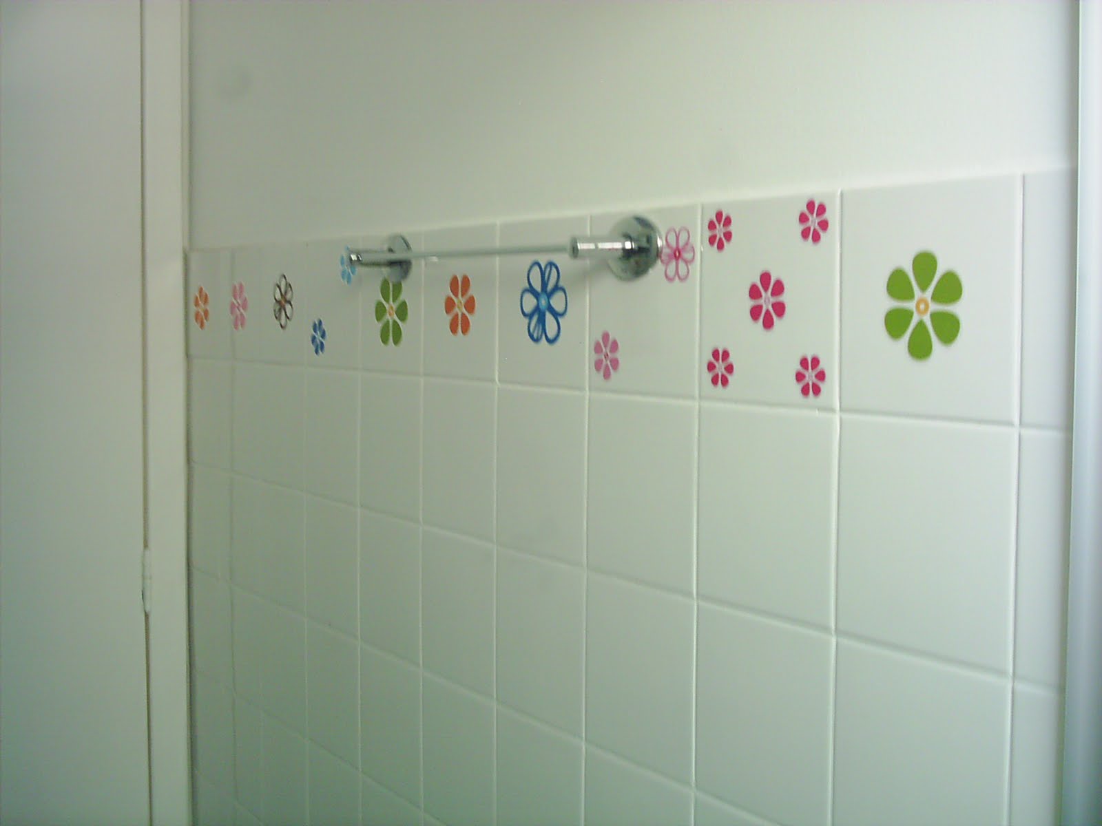 decorar lavabo antigo:depois usei uns adesivos que comprei beeem baratinho no azulejo do decorar lavabo antigo:depois usei uns adesivos que comprei beeem baratinho no azulejo do
