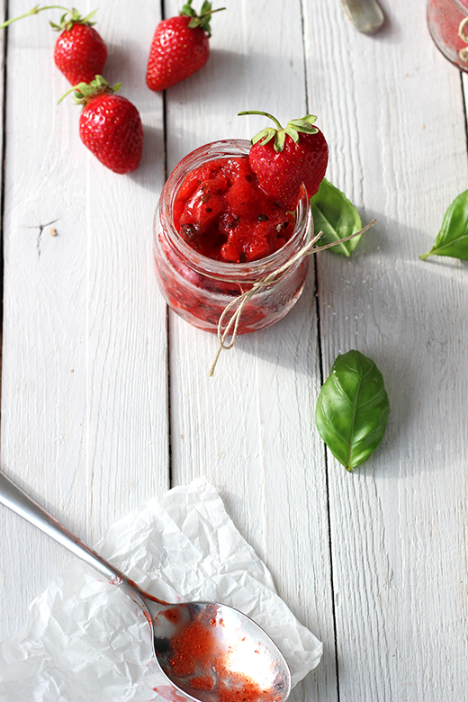 Erdbeer-sorbet mit Basilikum Rezept Eis ohne Eismaschine vegan Holunderweg18