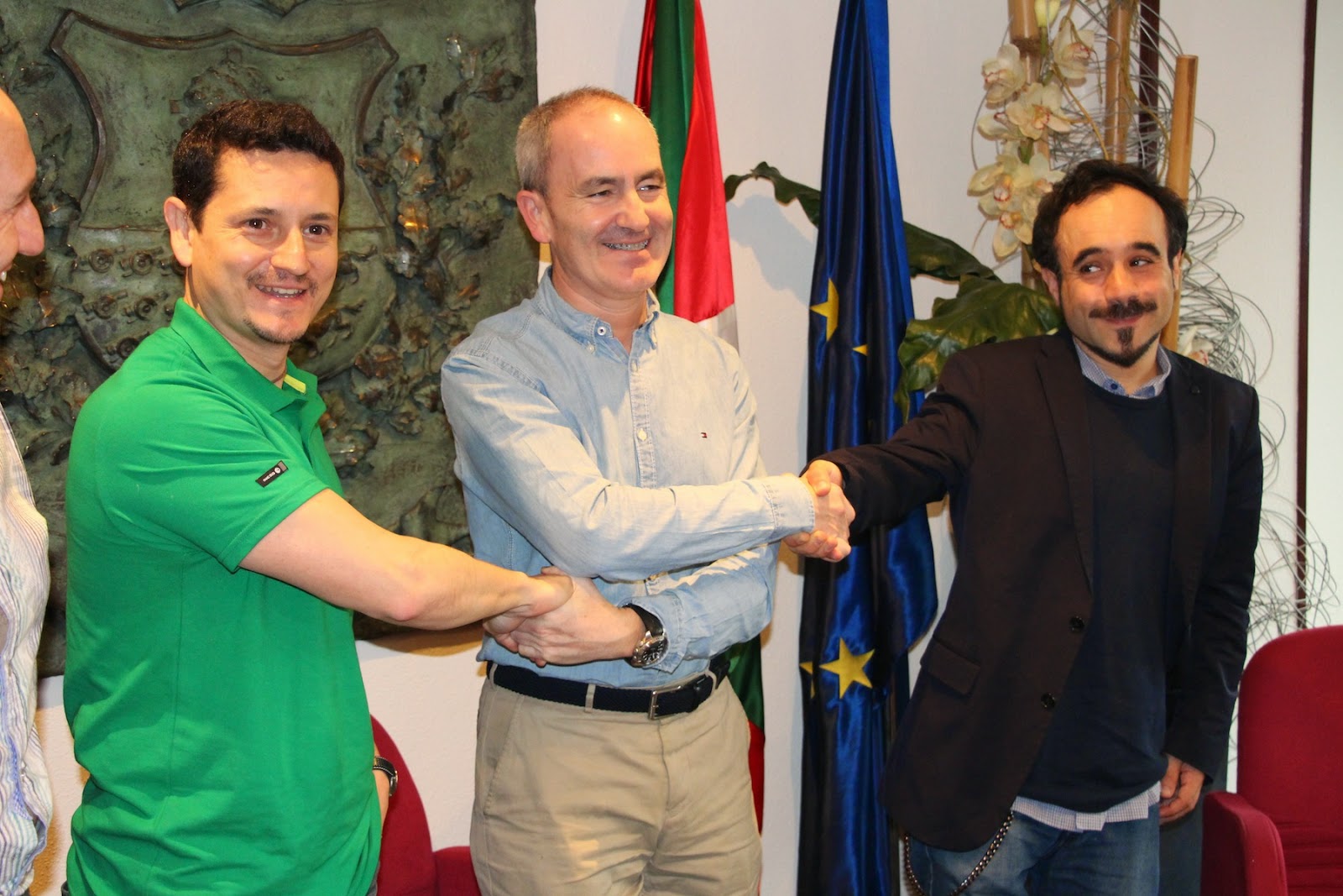 El alcalde, con el director y el productor de la película Gernika