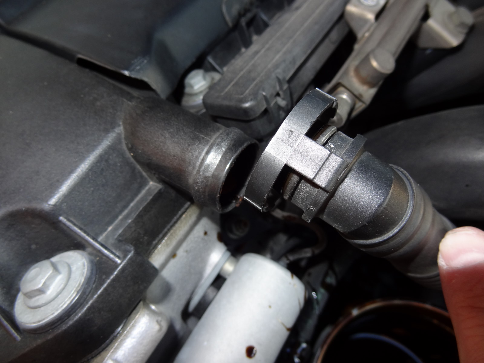 Replacing the crankshaft & camshaft sensors on an E39 528i (M52)