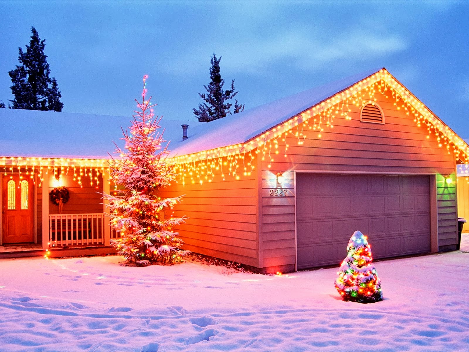 Fondo de Pantalla Navidad casa con garaje llena de nieve