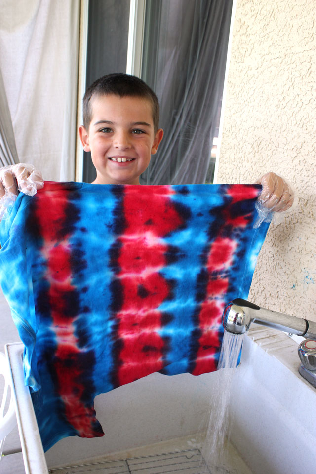 Tips for Tie Dying with Kids #kidscraft #kidsactivity #kids #summer #crafts #diy