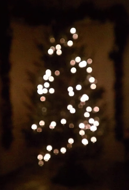 The Art of Lighting a Christmas Tree: Vertical vs. Horizontal - A Sparkly Life for Me