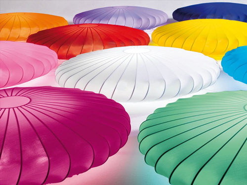 Con una forma de lo más interesante y unos colores muy intensos, parece atraer y reflejar creatividad por todos sus costados.