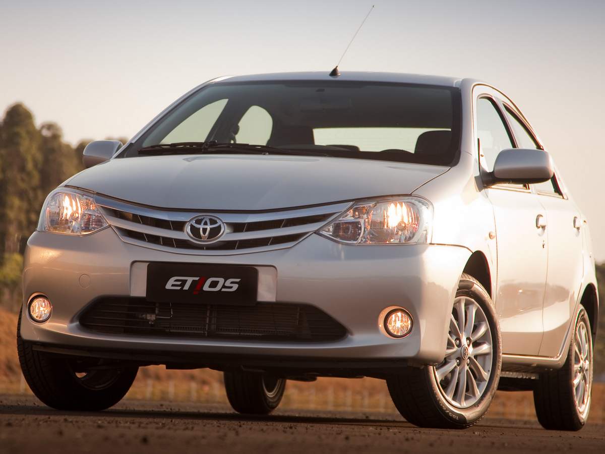 Além da versão hatch , a Toyota do Brasil lançou simultaneamente a Além da versão hatch , a Toyota do Brasil lançou simultaneamente a