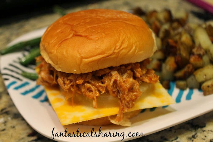 Crockpot Hawaiian Pulled Pork | This tropical bbq main dish is perfect for the whole family #SundaySupper #recipe