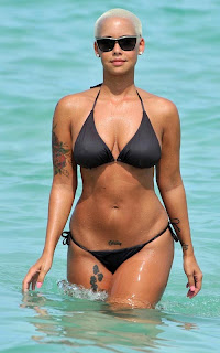 Hot actress Amber Rose in Black bikini at Miami Beach4