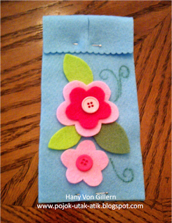 pasang kancing pada kain felt kedua (15 cm)