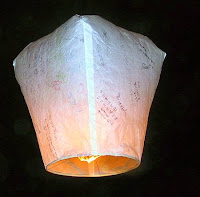 http://upload.wikimedia.org/wikipedia/commons/thumb/9/94/SkyLanternRichy01.jpg/450px-SkyLanternRichy01.jpg
