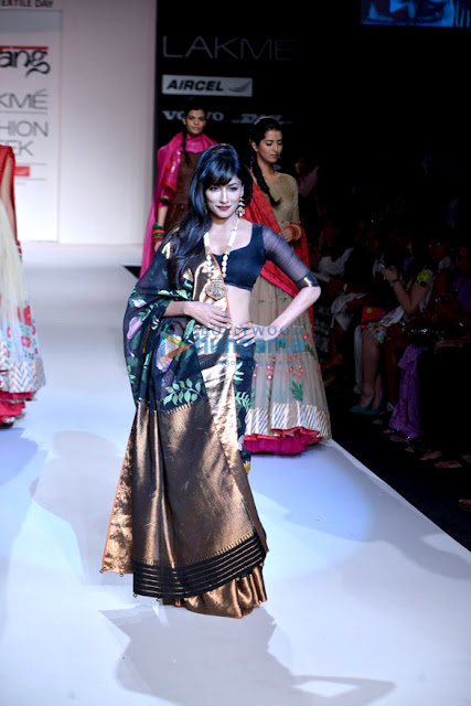 Chitrangda Singh sizzling walks at Lakme Fashion Week 2013