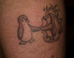 tatuaje de dos pinguinos, uno de ellos incendiandose