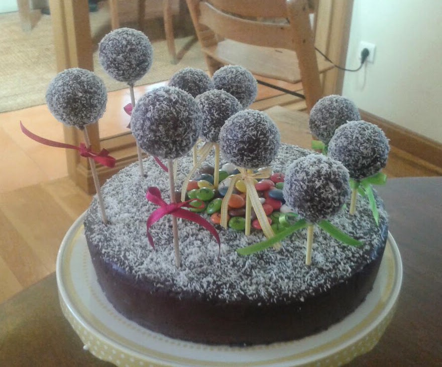 Tarta de chocolate con cakepops y coco para cuento Chocalate con trocitos de Aguacate Tarta de chocolate con cakepops y coco para cuento Chocalate con trocitos de Aguacate