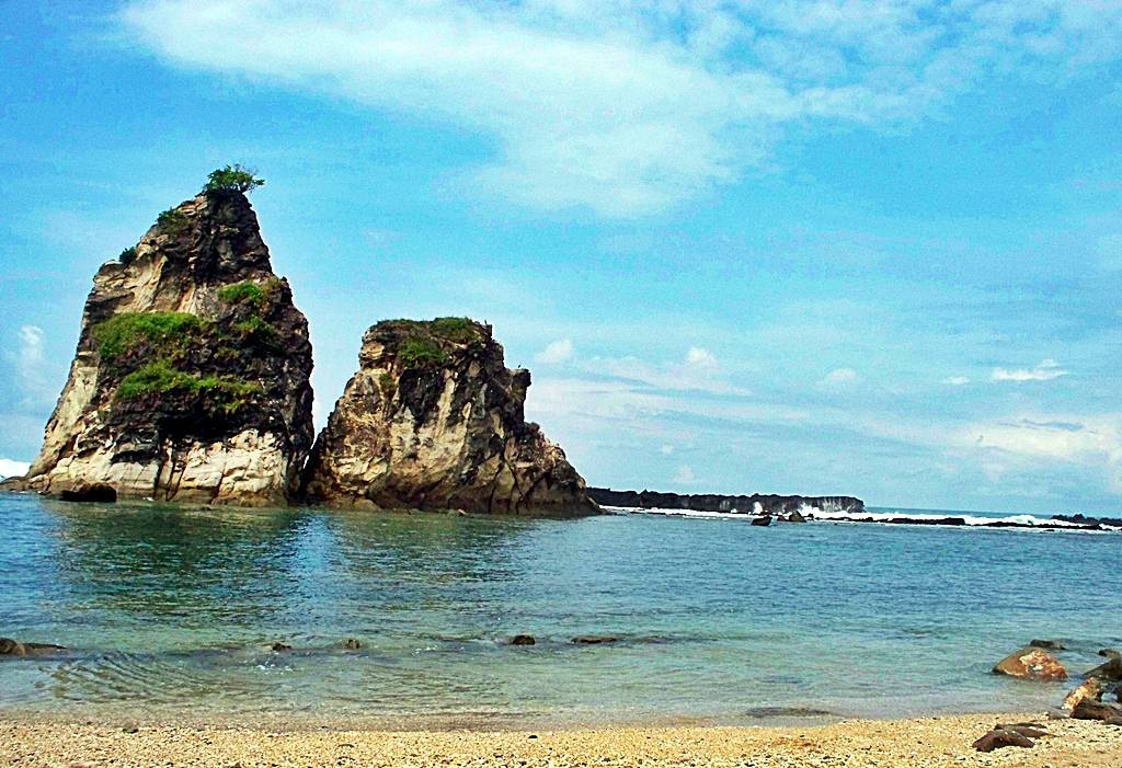 Pemandangan Alami Wisata Pantai Sawarna di Banten