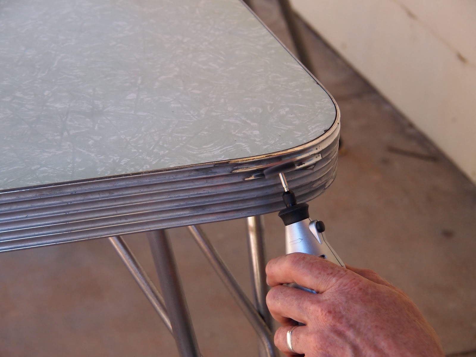 THE THRIFTY CHALLENGE Fixing up a 1950's chrome kitchen table.