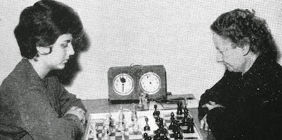 Partida de ajedrez María Luisa Puget vs Julia Maldonado en el Campeonato de Cataluña femenino 1963