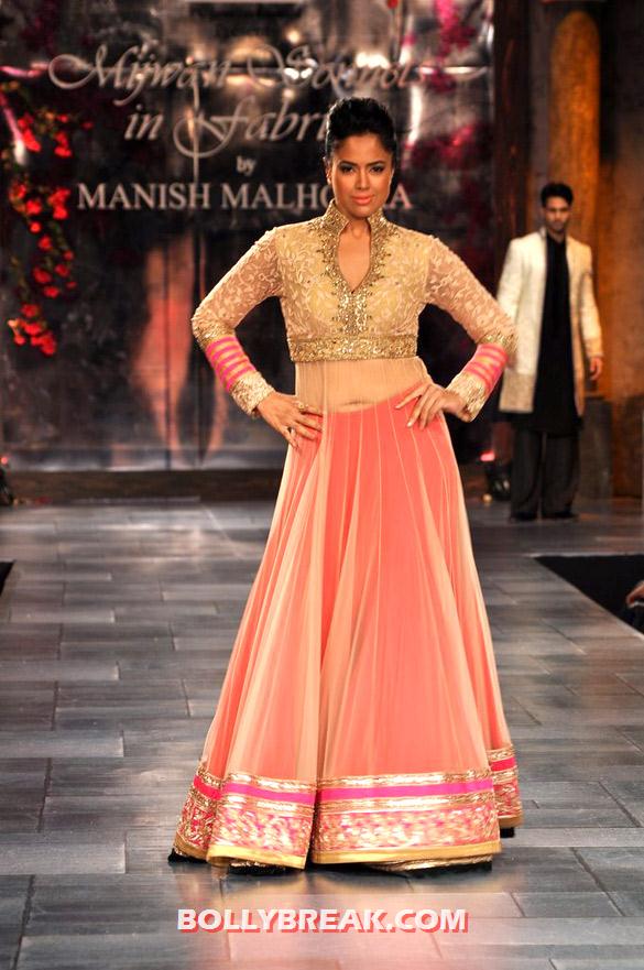 Sameera Reddy navel - (18) - Manish Malhotra 'Mijwan-Sonnets in Fabric' fashion show Photos