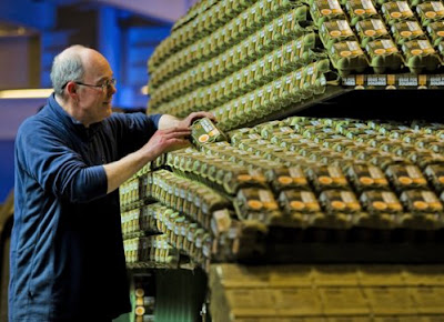 Stuart Murdoch cria tanque feito com mais de 5 mil caixas de ovos
