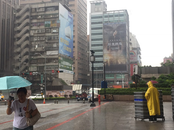 鋒面北抬,配合上西南氣流的大量水氣,將帶來持續性的暴雨。 鋒面北抬,配合上西南氣流的大量水氣,將帶來持續性的暴雨。