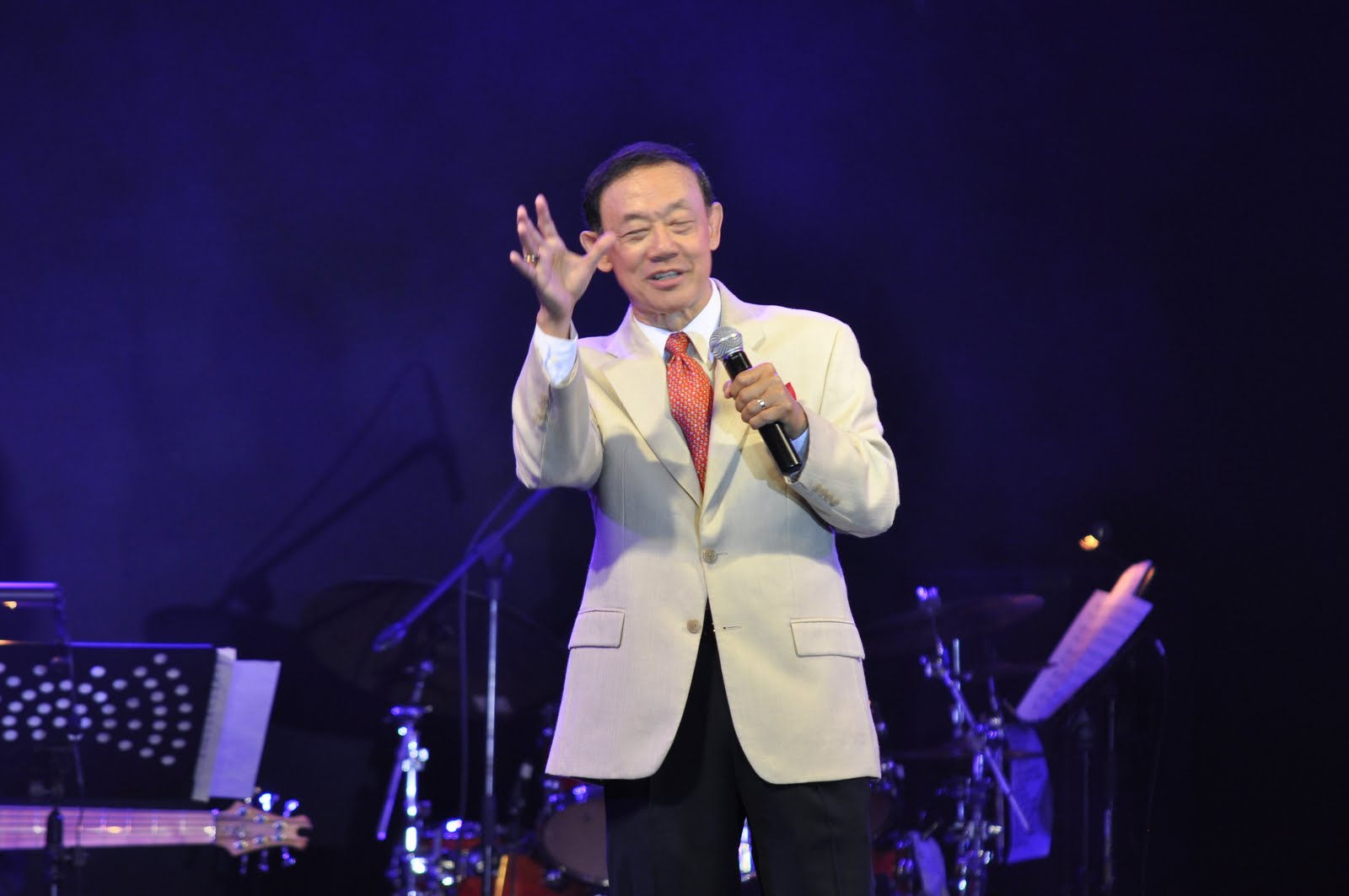 Go Extraordinary A Night to Remember Jose Mari Chan performs at the