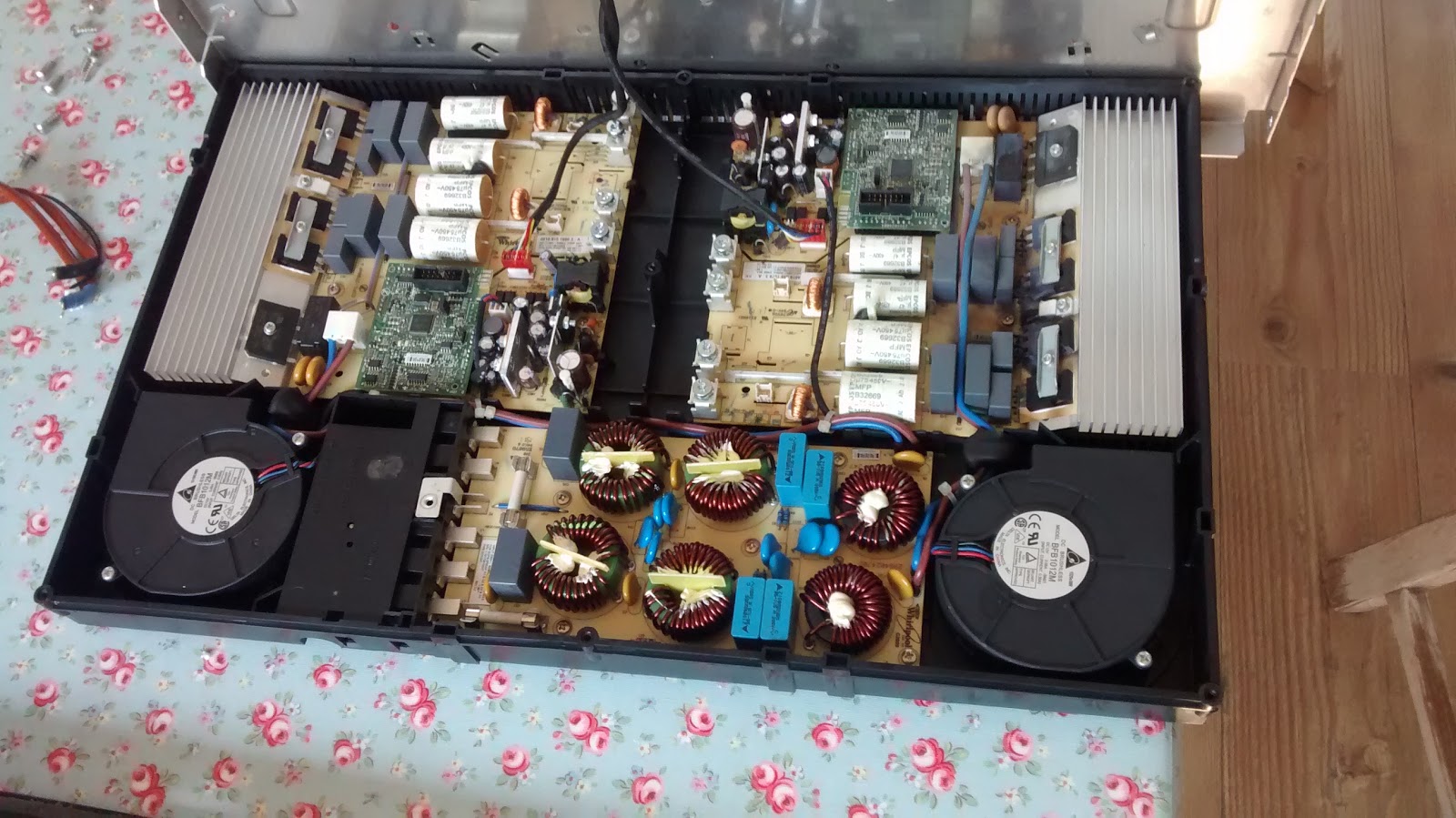 After unscrewing and unplugging the heating element wires, i could unscrew the top metal plate, to get inside the box. It has a very symmetrical layout, ...