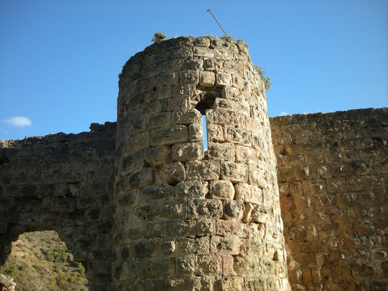 Savaş hatırası top mermi izi bulunan kale duvarları.