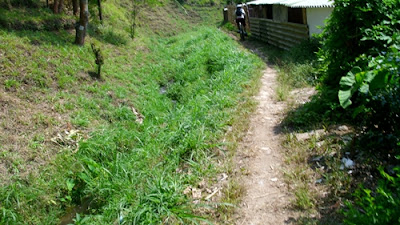 Nah, sekarang jalanan sudah mulai turun. Medan berupa tanah berumput.