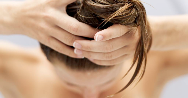 La máscara para los cabellos con el aceite del nuez de coco y la jojoba