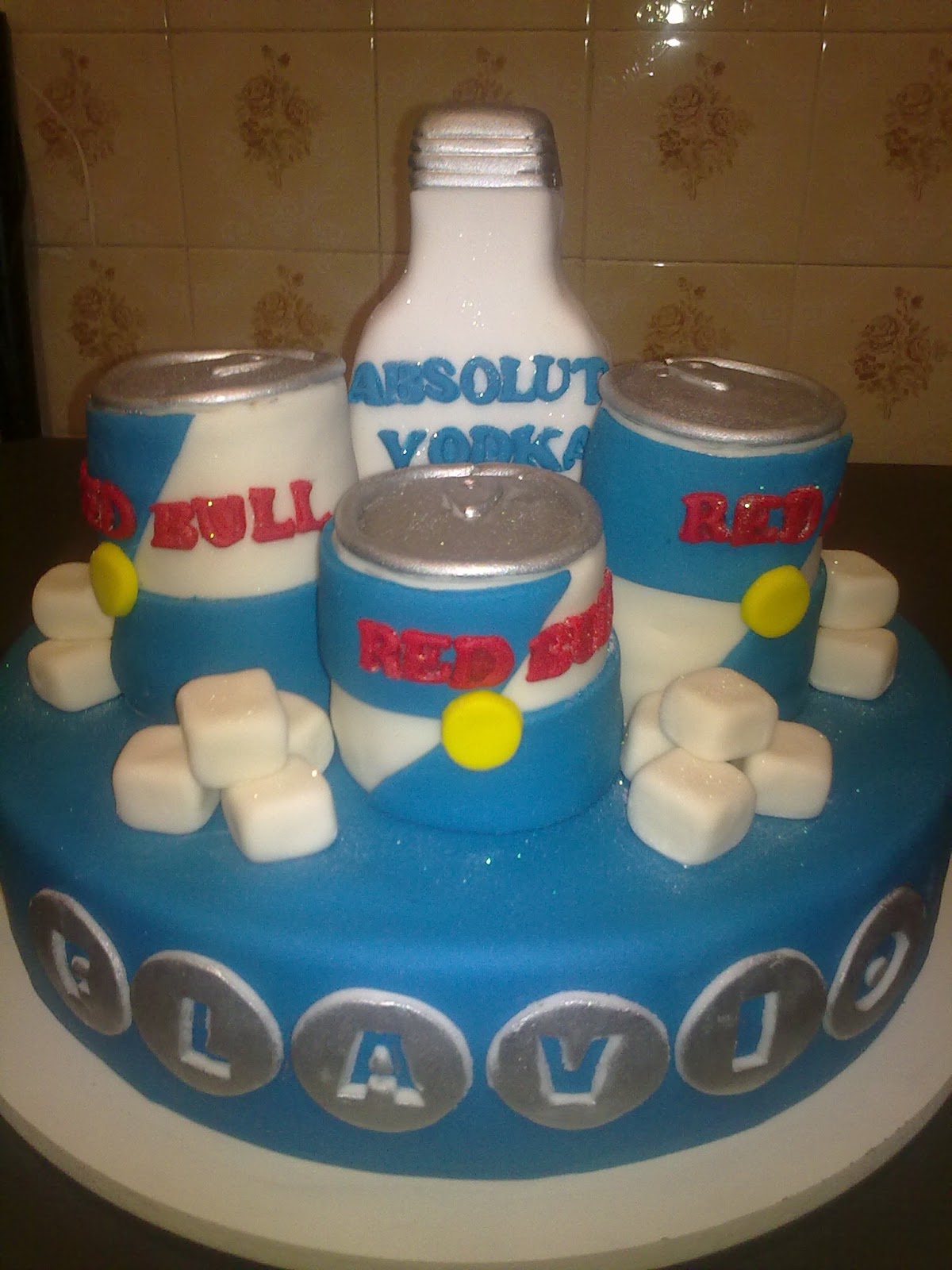 Tiane Festas Bolo Red Bull e Absolut