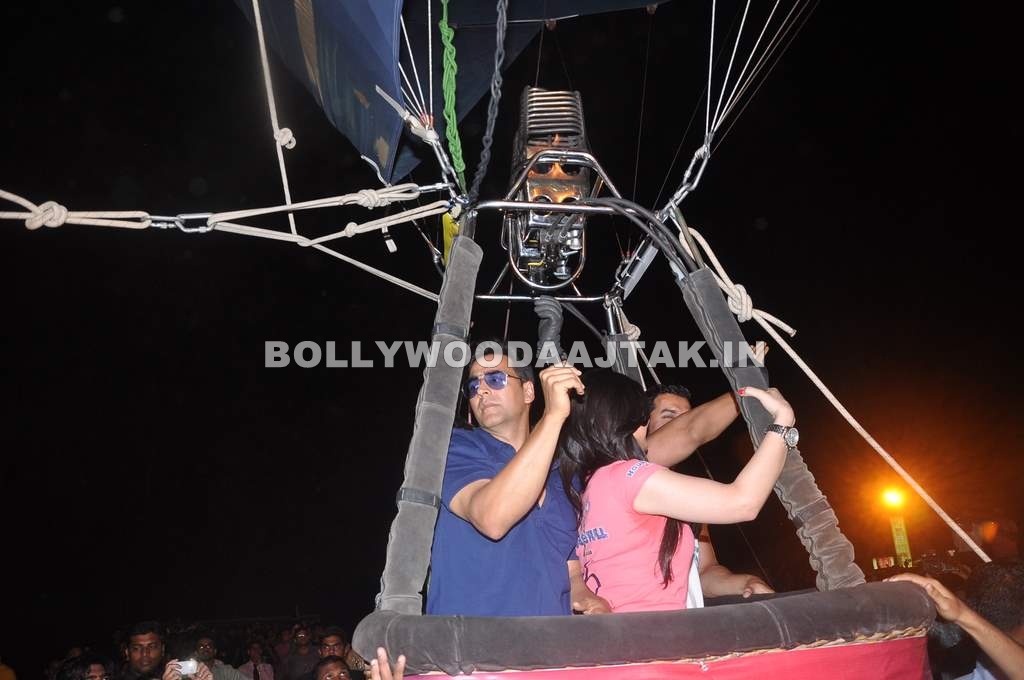 Zarine khan in hot ballon with akshay kumar1 - Housefull 2 hot air balloon Promotion pics