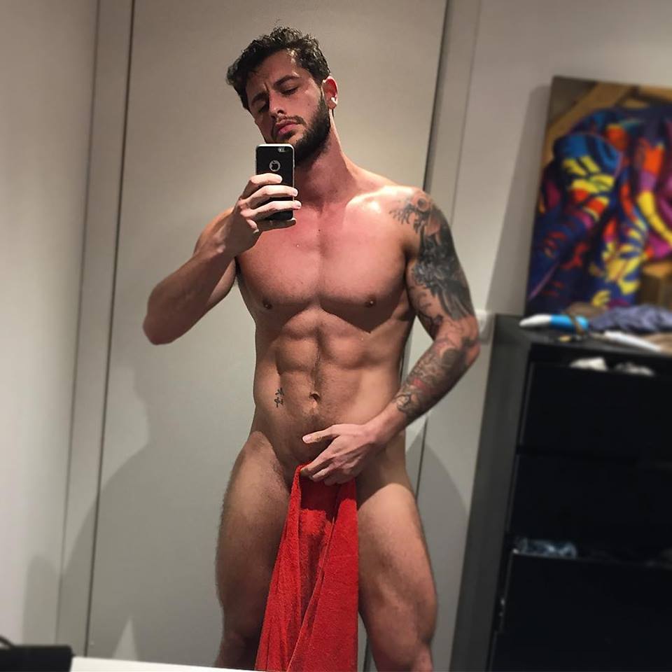 Vince Azzopardi Mostra Il Sedere.