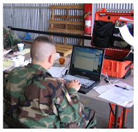 Боец с ноутбуком системы TAC-PAK военного назначения