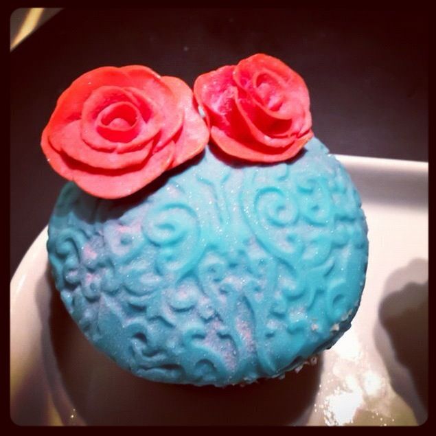 Art Nouveau inspired wedding cupcakes
