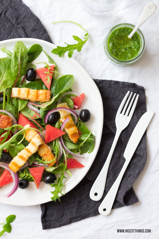 Halloumi Salat: Sommersalat mit Wassermelone und Oliven - Nicest Things