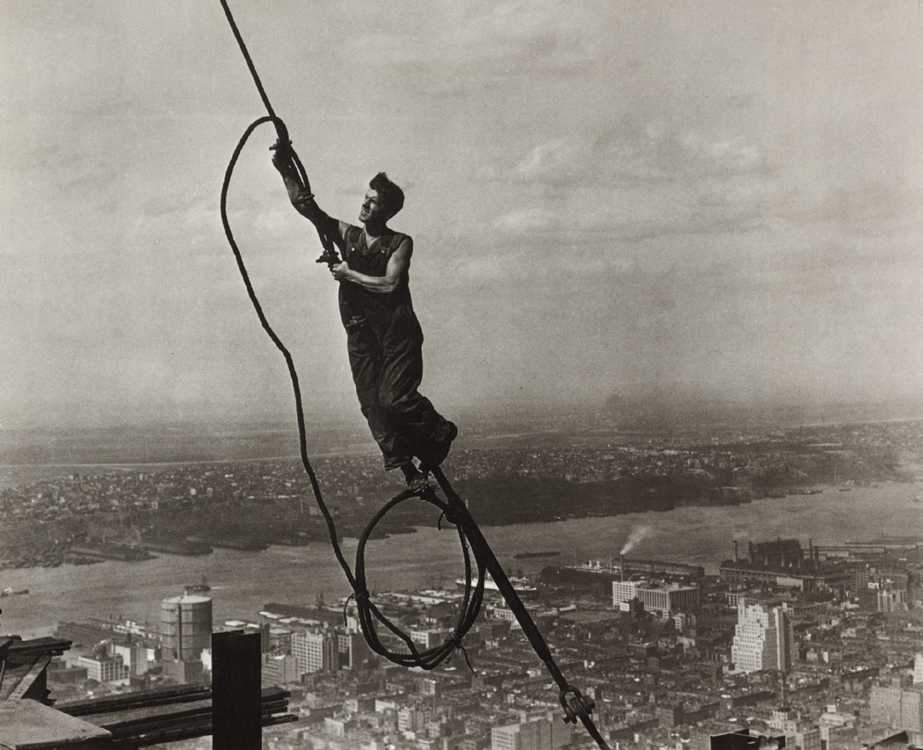 http://3.bp.blogspot.com/-Z6YhWLzQTTY/ThxEOsGiI2I/AAAAAAAAULs/VsmlAXHQ1qM/s1600/Construction%2Bworker%2Bon%2Bthe%2Bempire%2Bstate%2Bbuilding%2Bsome%2Btype%2Bof%2Bwire.jpg