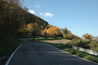 la strada di mezza costa in salita the road halfway uphill