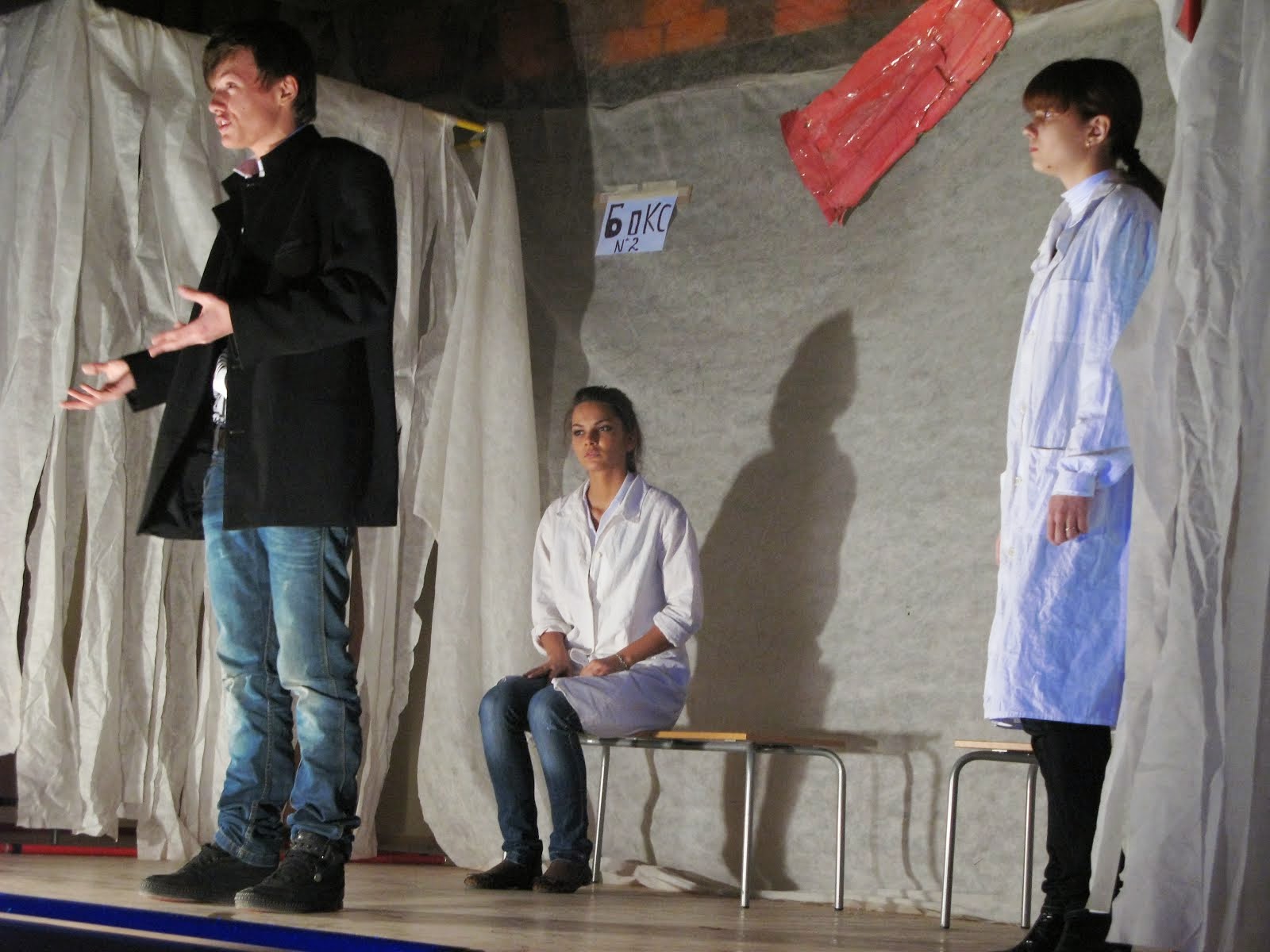 Сцена из спектакля "Саркофаг", постановка школьной театральной студии "Иллюзион"