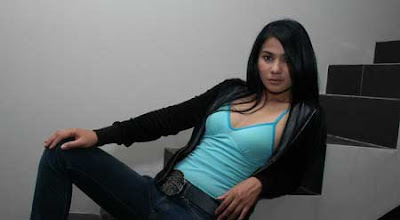 Foto Artis Seksi Nova Eliza Dengan TankTop Biru