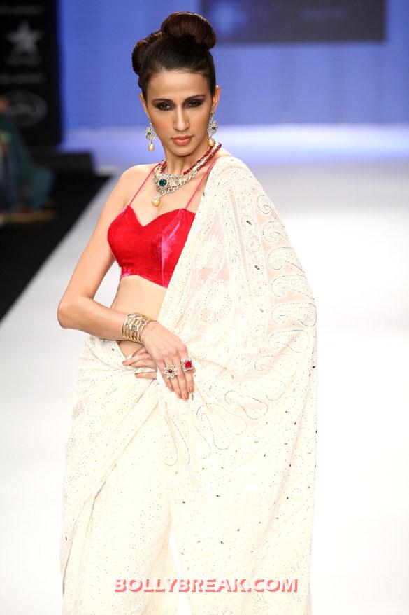 Alecia Raut - (6) - Neha Lulla, Preeti Desai Walk the Ramp at IIJW 2012