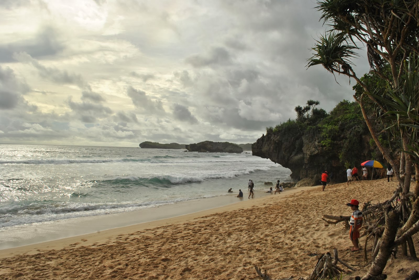 Pantai Somandeng Gunung Kidul, Keindahan yang Tersembunyi ...